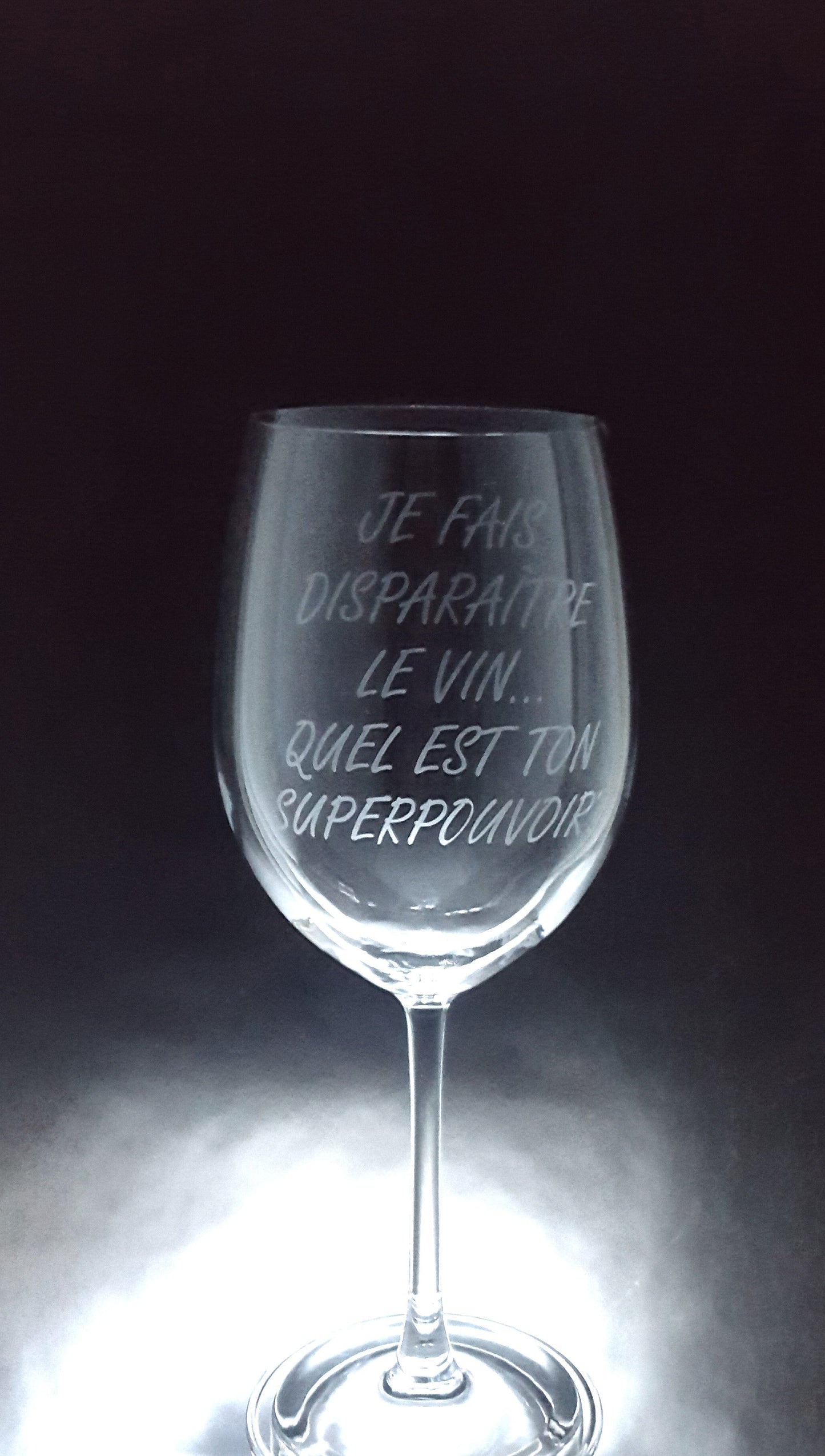 Verre gravé I Je fais disparaitre le vin toi quel est ton superpouvoir?