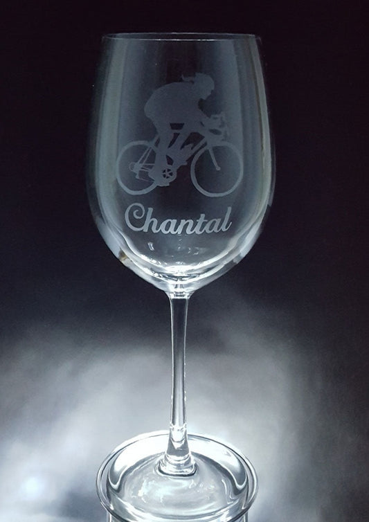 Cycliste-femme-et-nom-vin